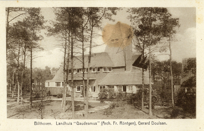 8437 Gezicht op de achter- en linkerzijde van het huis Gaudeamus (Gerard Doulaan 21) te Bilthoven.